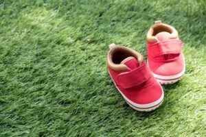 Kapan Waktu yang Tepat Memakaikan Sepatu Bayi?