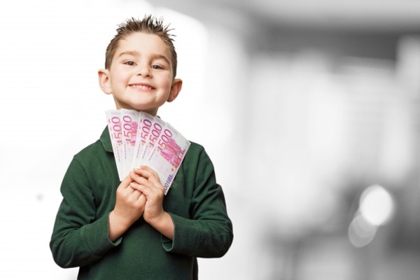 Bolehkah Memberi Anak Hadiah Uang Karena Prestasinya?