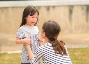 Anak Suka Mendramatisasi? Ini Cara Mengatasinya, Moms