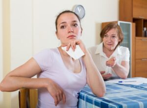 Cara Menyikapi Mertua yang Sering Melakukan Mom-Shaming