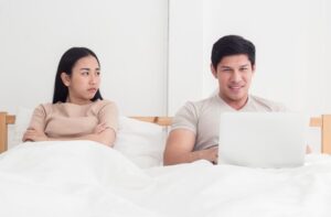 Bagaimana Cara Menghadapi Suami yang Hobi Belanja?