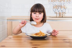 Mengatasi Kebiasaan Balita yang Gemar Mengemut Makanan