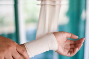 Awas! Anak Juga Bisa Kena Osteoporosis Lho, Moms