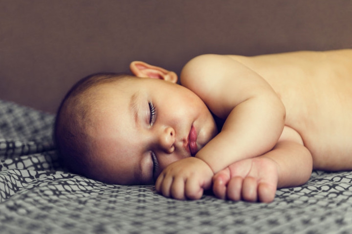 Moms, Ini Risiko Bahaya Tidur Miring pada Bayi