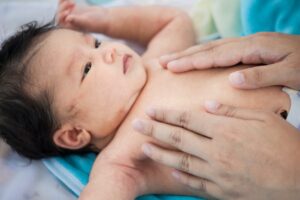 Agar Optimal, Perhatikan Hal Berikut saat Memijat Bayi