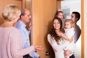 Anak Sering Drama saat Diajak Bertamu, Ini Cara Mengatasinya