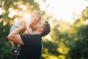 7 Bentuk Fisik Bayi yang Diwarisi dari Gen Sang Ayah