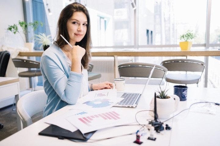 Panduan Social Distancing untuk Ibu Bekerja di Kantor