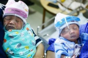 Bayi Baru Lahir dipakaikan Pelindung Wajah Cegah Corona