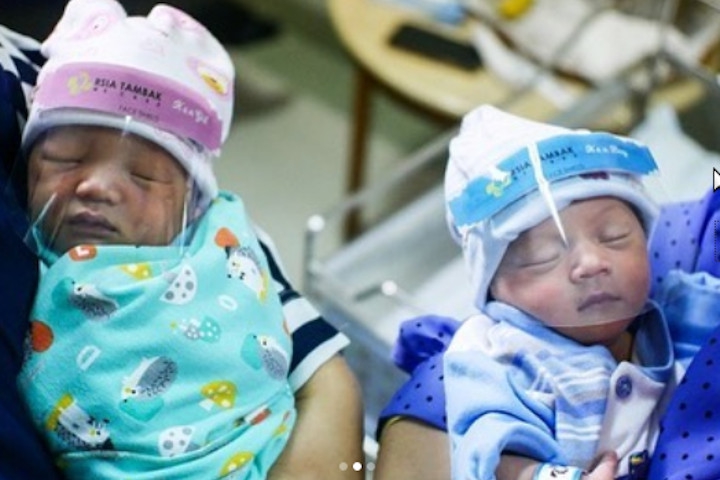 Bayi Baru Lahir dipakaikan Pelindung Wajah Cegah Corona