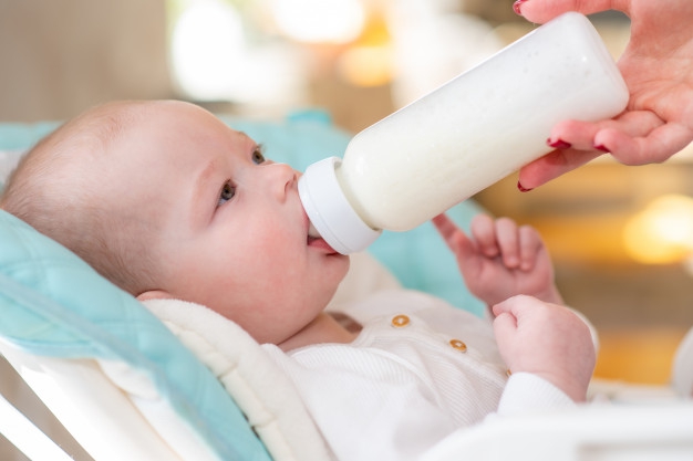 Ini Bahayanya Jika Bayi Minum Susu Sapi Segar