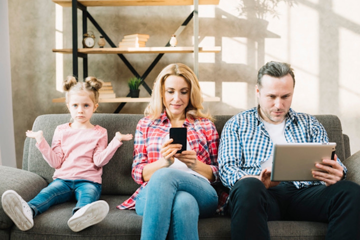 Kebiasaan Buruk Orang Tua yang bisa Menular pada Anak