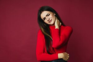 Meregangkan Leher Sampai Berbunyi ‘Krek’, Bahayakah?