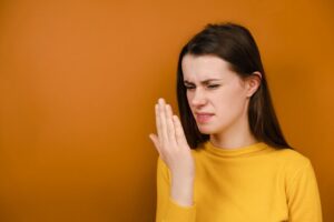 5 Hal yang Meningkatkan Risiko Bau Mulut saat Puasa