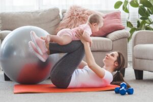 Ide Olahraga Bersama Bayi di Rumah saat Pandemi Corona