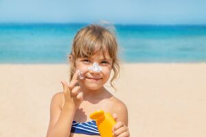 Rekomendasi Sunscreen dan Sunblock untuk Anak