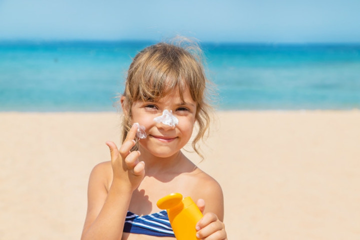 Rekomendasi Sunscreen dan Sunblock untuk Anak