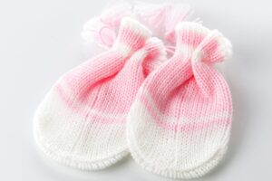 Bayi Tak Perlu Dipakaikan Sarung Tangan, Ini Manfaatnya