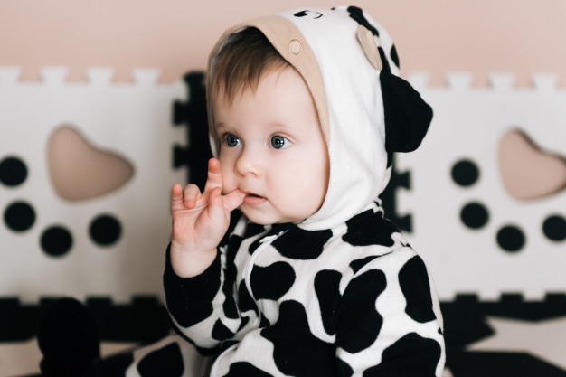 Bayi Suka Mengisap Jari, Ini Sebab dan Cara Atasinya!