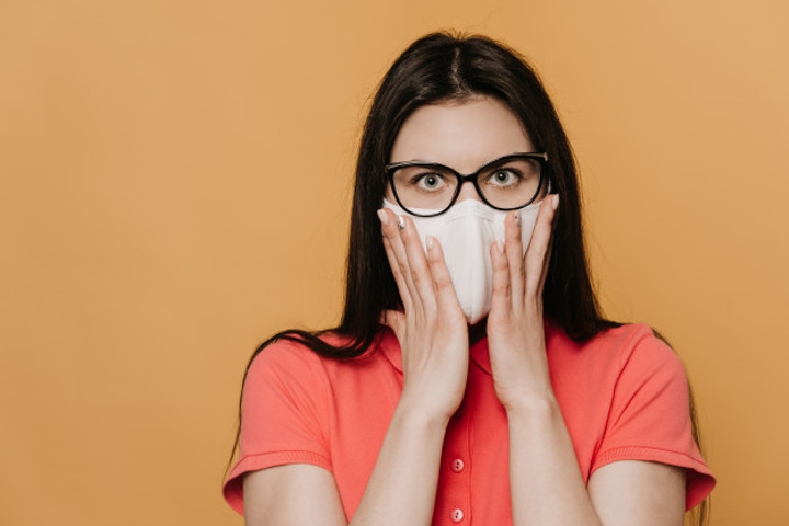 5 Trik Mudah agar Kacamata Tak Berembun saat Pakai Masker