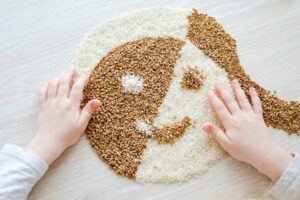 Mengenal Manfaat Sensory Play Balita: Color Rice