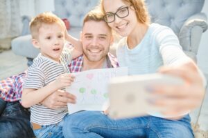 Anda Orang Tua Milenial? Ini Kekurangan dan Kelebihan Anda!