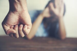 Penting! Lakukan Sinyal Tangan Ini Jika Anda Korban KDRT!