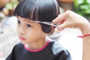 Trik Ampuh agar Anak Tak Rewel saat Potong Rambut