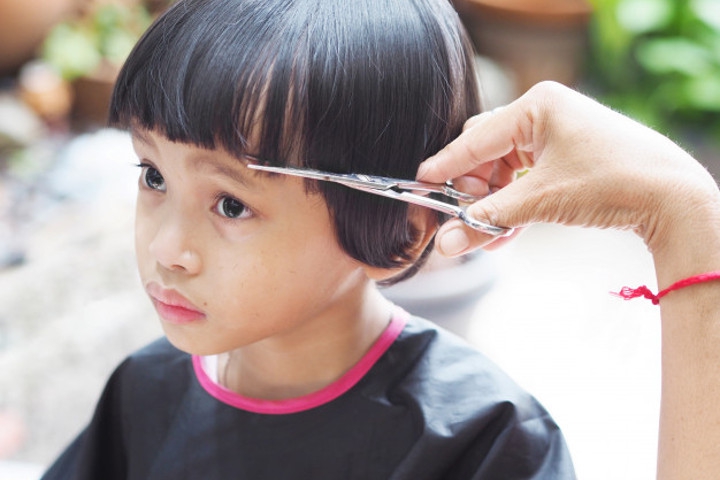 Trik Ampuh agar Anak Tak Rewel saat Potong Rambut