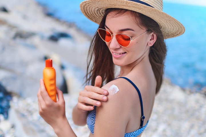 Ketahui Beda Sunscreen dan Sunblock Sebelum Membelinya