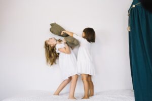 Balita Suka Memukul, Ini Penyebab dan Cara Mengatasinya