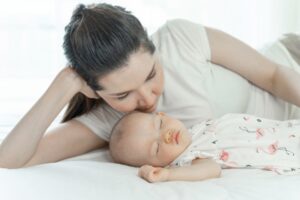Moms, ini 7 Tips Aman dan Nyaman Tidur Bersama Bayi