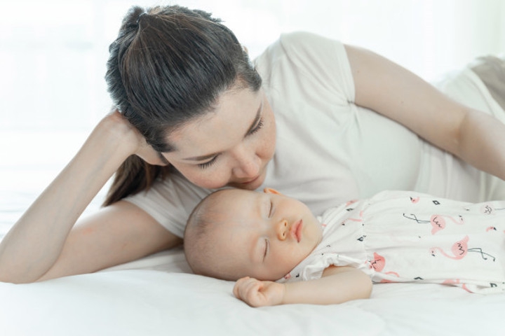 Moms, ini 7 Tips Aman dan Nyaman Tidur Bersama Bayi