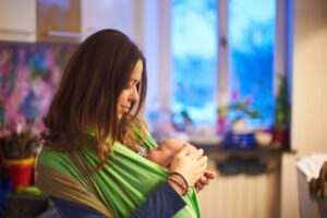 Mitos Seputar Menggendong Bayi dan Fakta Sebenarnya