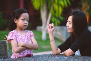 Jangan Malu Meminta Maaf pada Anak, Ini Alasannya Moms!