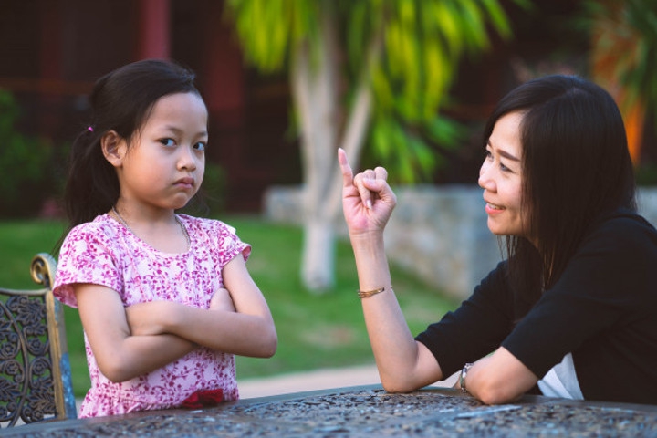 Jangan Malu Meminta Maaf pada Anak, Ini Alasannya Moms!