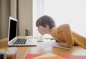 Tips Menjaga Kesehatan Mata Anak di Masa Sekolah dari Rumah