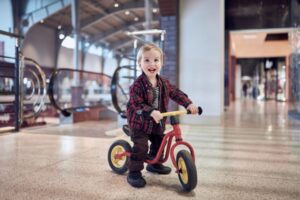 Deretan Anak Selebriti yang Menggunakan Balance Bike