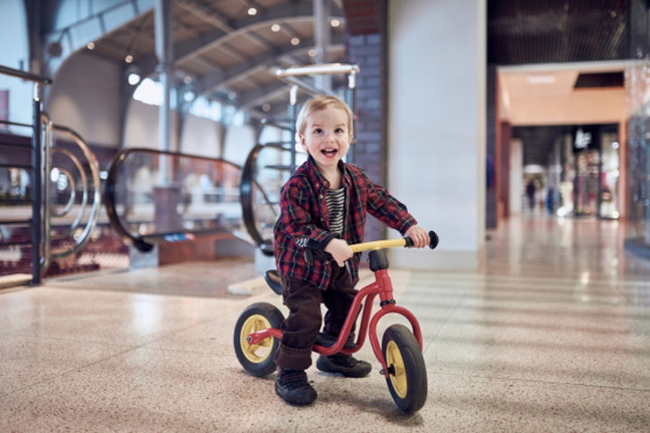 Deretan Anak Selebriti yang Menggunakan Balance Bike