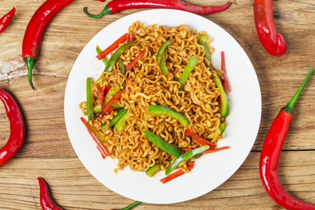 Tak Selalu Buruk, Ini Manfaat Makan Mi Instan buat Anda