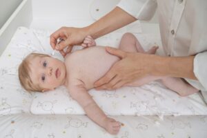 Telinga Bayi Berbau Tak Sedap, Bahayakah?