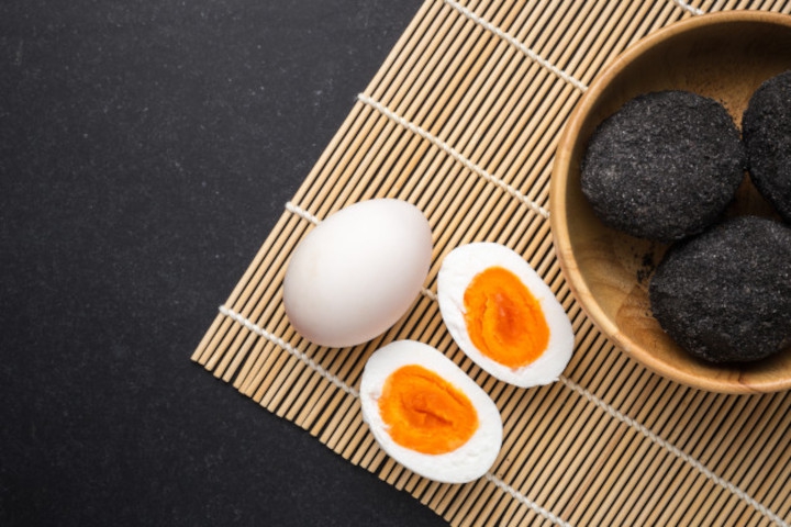 Amankah Telur Asin untuk MPASI Bayi? Ini Jawabannya, Moms