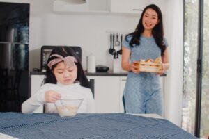 Cara Mengatasi Kebiasaan Anak yang Suka Mengemut Makanan