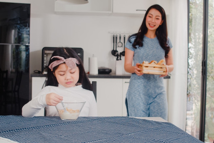 Cara Mengatasi Kebiasaan Anak yang Suka Mengemut Makanan