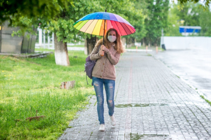 Musim Hujan di Tengah Pandemi? Hadapi dengan 5 Cara Ini!