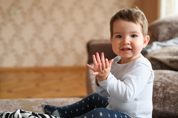 Tanda Anak Pintar! Ketahui Fakta Tepuk Tangan pada Bayi