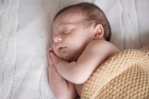 Kebiasaan Unik Bayi saat Tidur yang Bisa Ganggu Kesehatannya