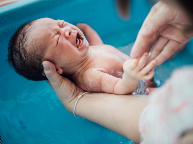 5 Bahaya Water Birth yang Perlu Anda Waspadai