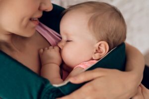 Bayi Gigit Puting saat Menyusu, Atasi dengan Metode Paced