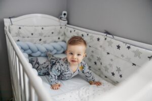 Bayi Membenturkan Kepala, Normal atau Pertanda Masalah?